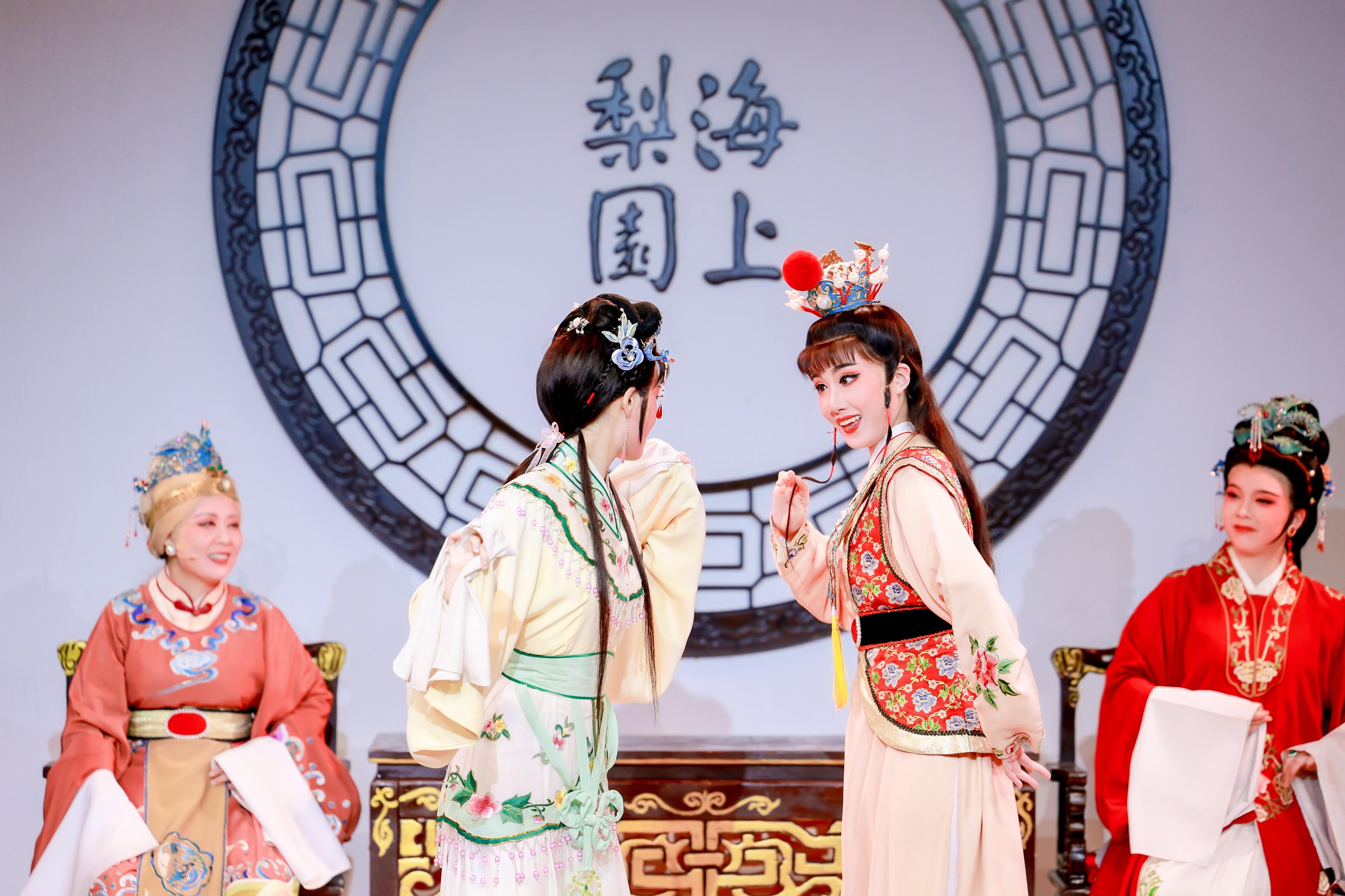 据悉,此次越趣冬令营,海上梨园特别邀请了上海越剧院专业戏曲老师,为