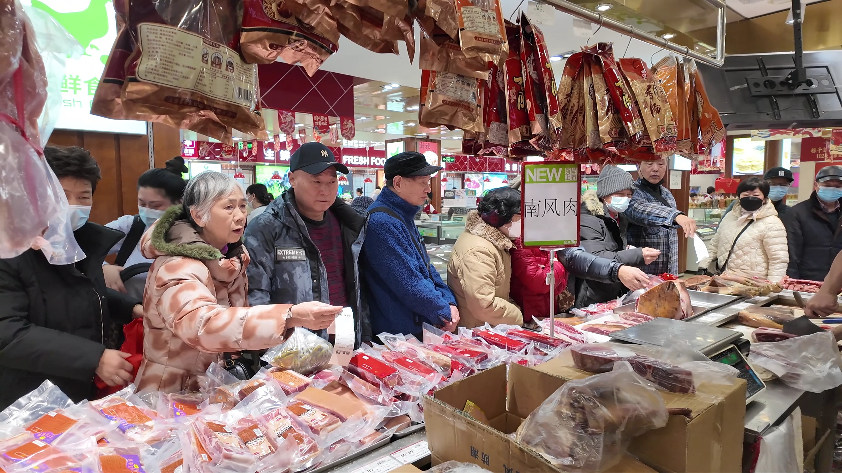 农历新年脚步临近,市民早早开始筹备_上观新闻