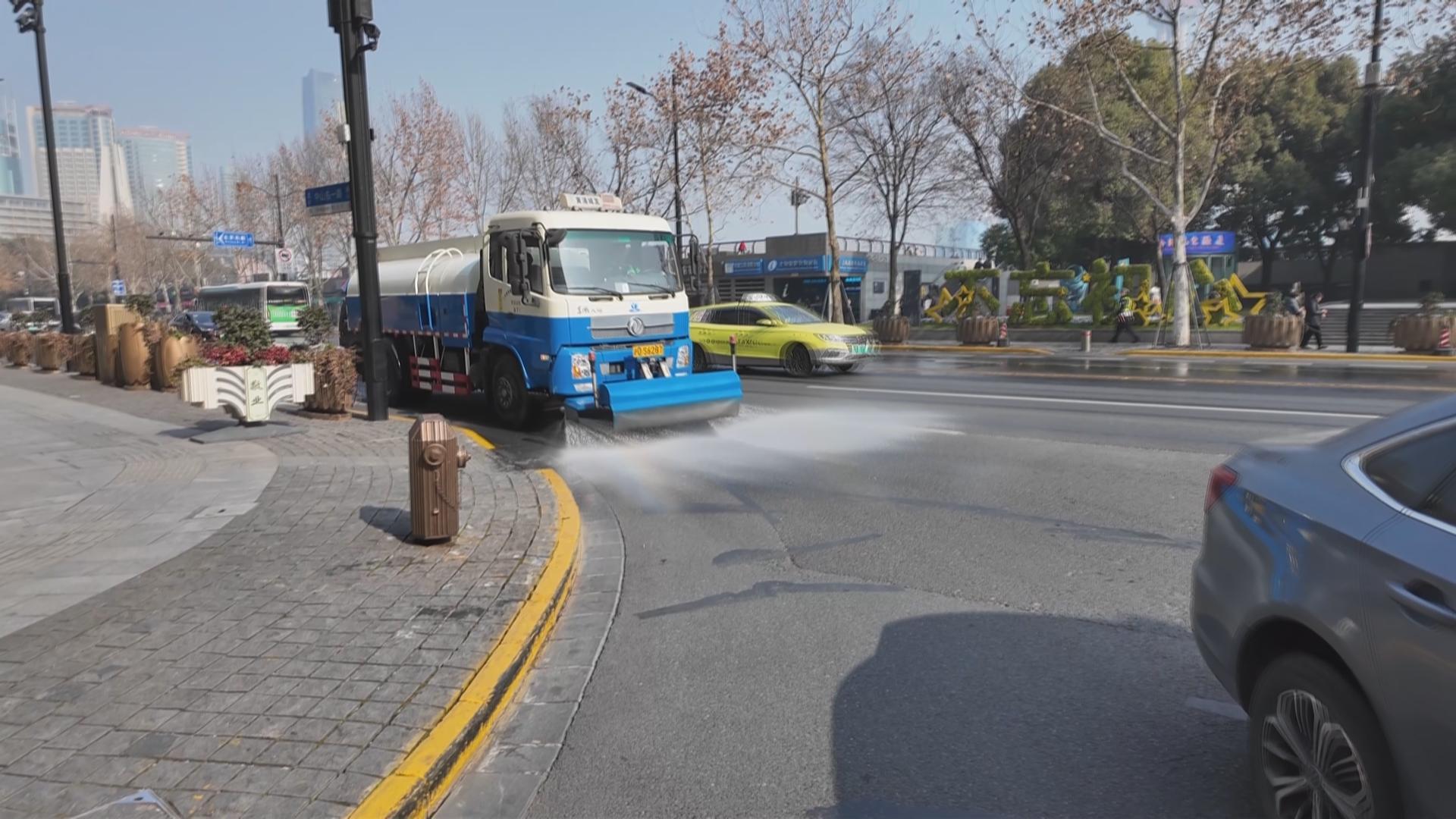 東路進行灑水作業,車身兩邊低位各有一個灑水口,車輛一邊行駛一邊噴水