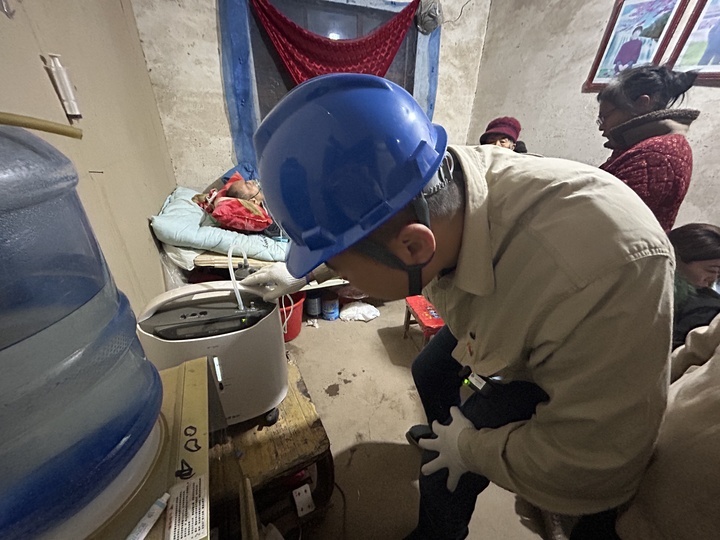 供氧机怎么用赞！老人供氧机断电生命垂危，电工“手搓”充电桩续上氧气_https://www.jmylbn.com_新闻资讯_第3张