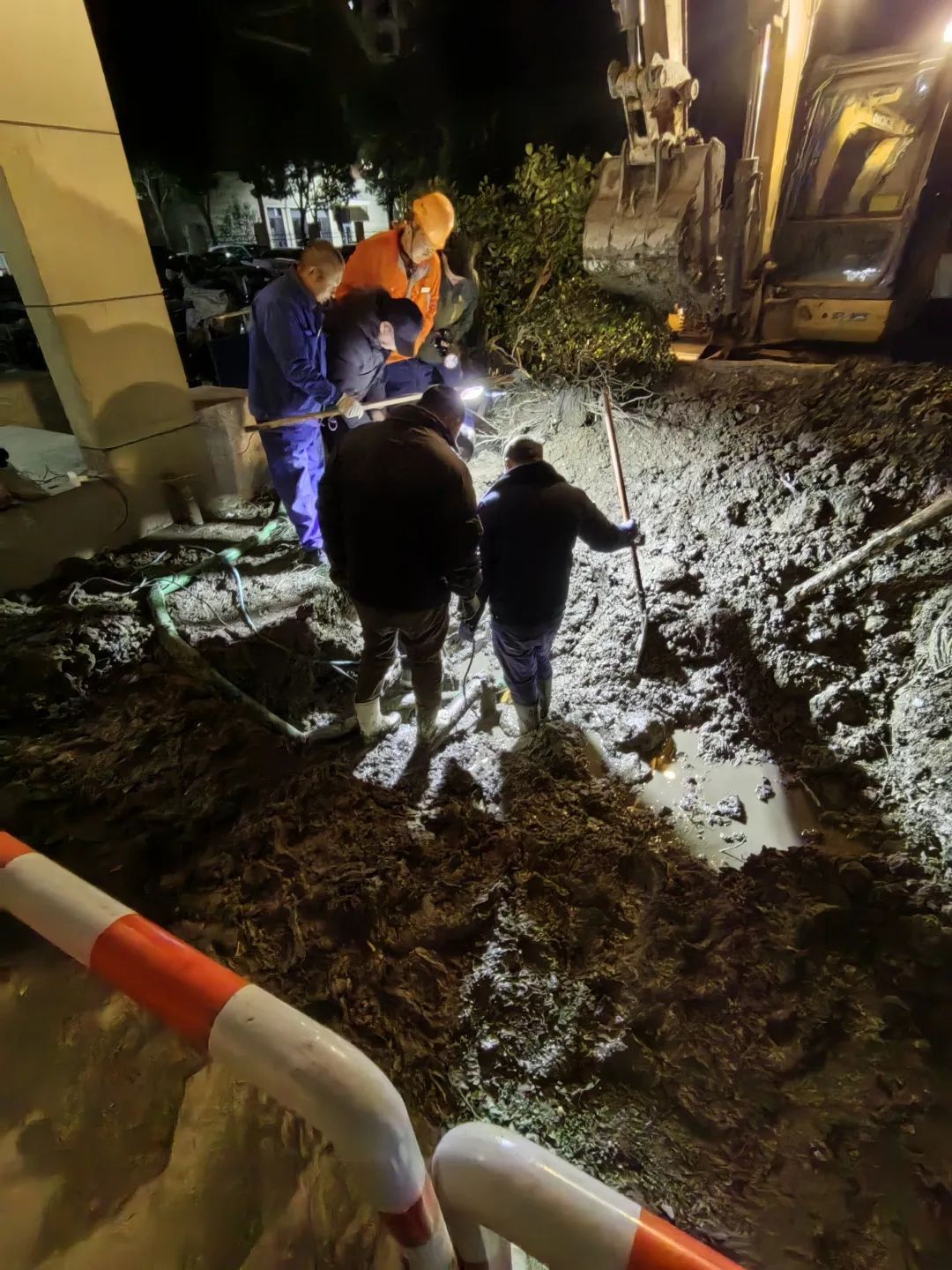 水管突然爆裂他们联动迅速处理