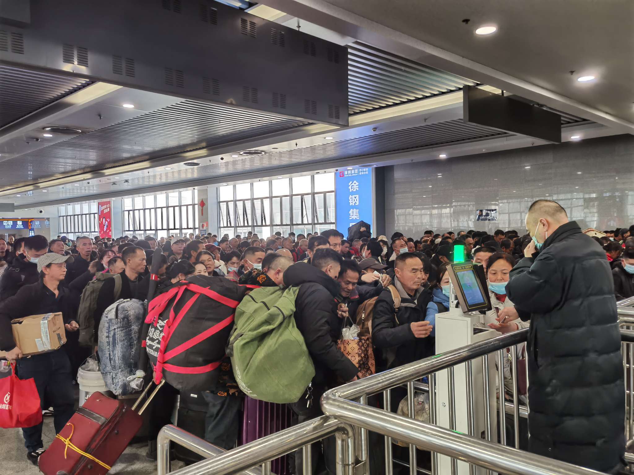 春运首日铁路上海站发送旅客416万人