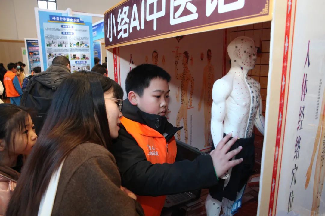 让AI助力学生创意之路——全国青少年AI创新实践交流展示会侧记
