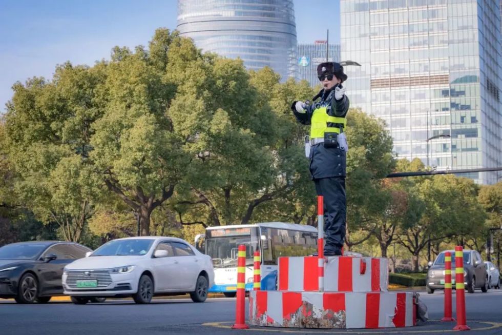 浦东女交警图片