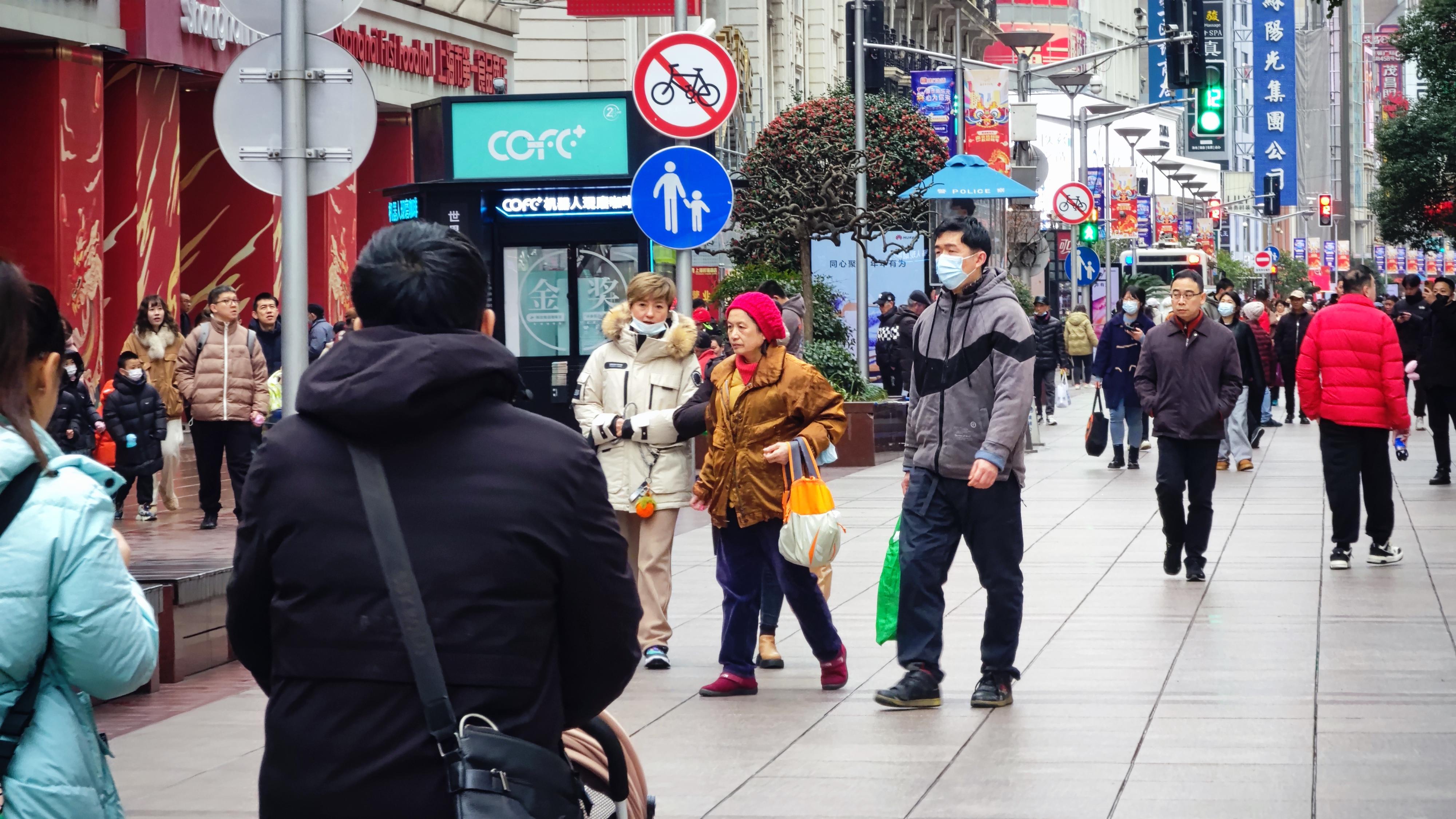 阴霾的天空下,南京路步行街上往来的行人依旧不少,新年临近,外出采