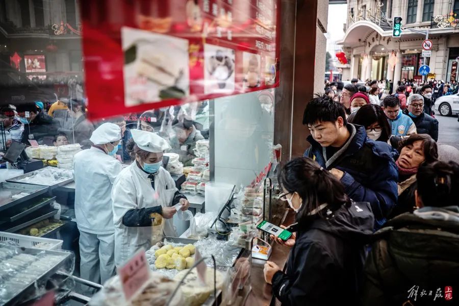 下大雨也挡不住上海这里人扑扑满你买了吗