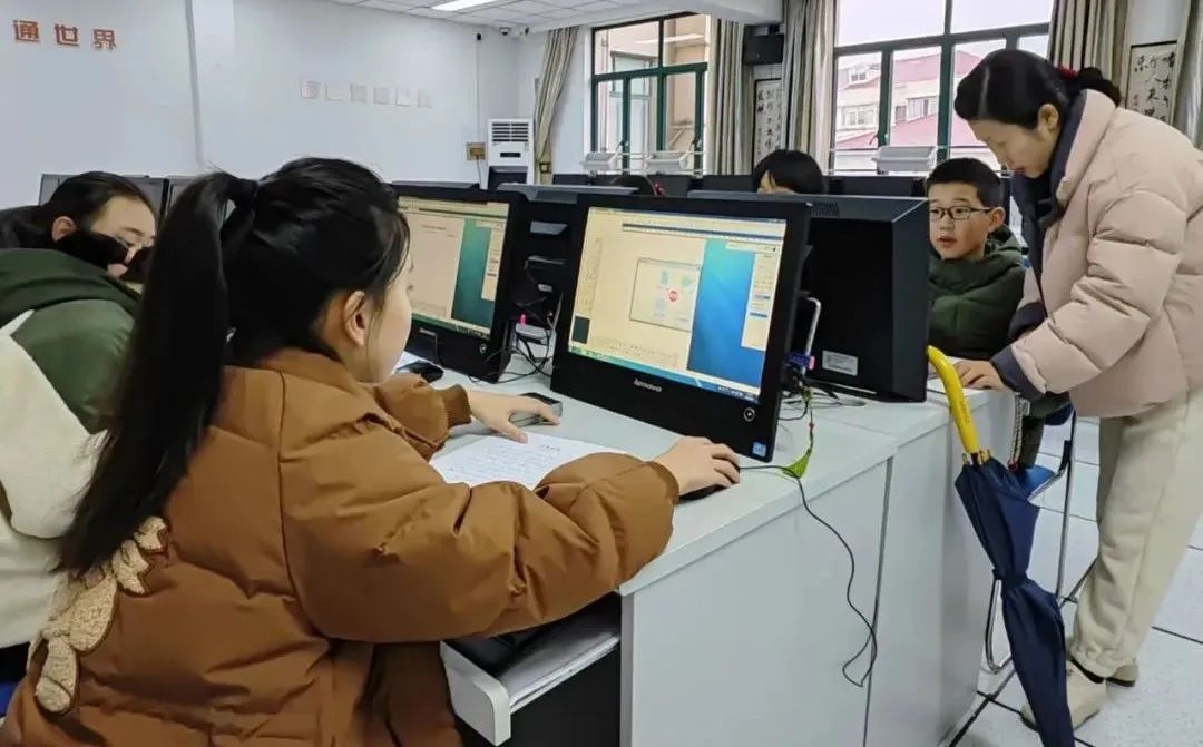 新泾中学学生制作沪剧唱段的数字乐谱让寒假生活唱着过