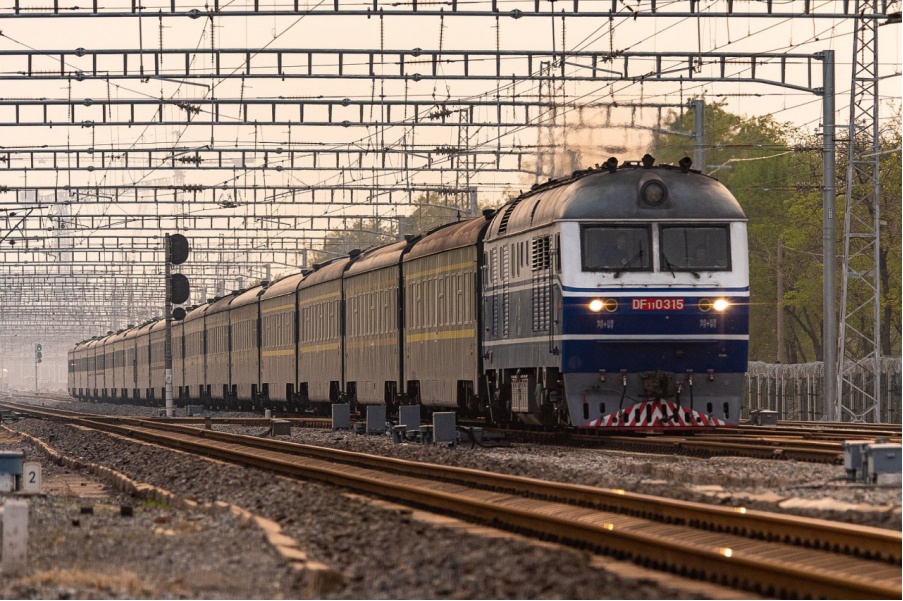 高铁降速停运为什么绿皮车还能冒雪前行