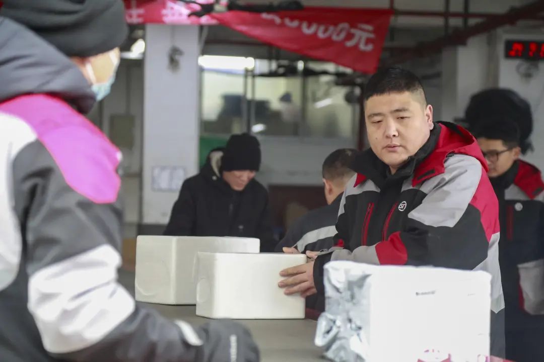 快递交给他我放心顺丰小哥不打烊