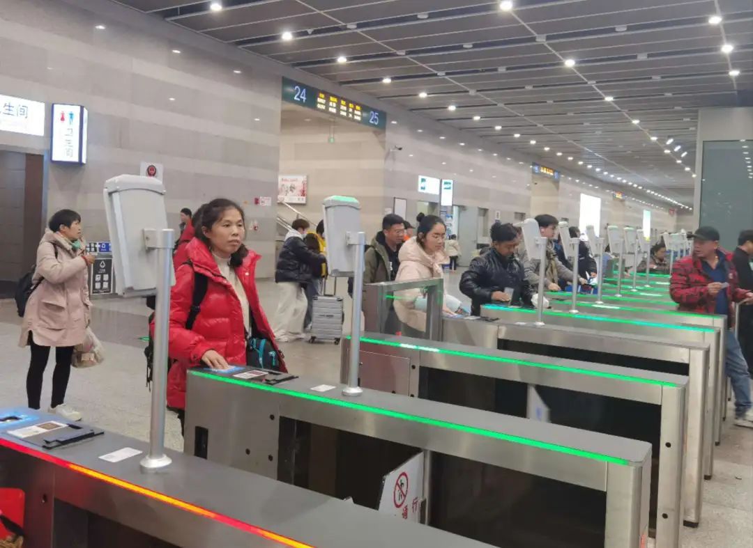 铁路上海站在旅客通道等关键部位增派工作人员,做好站台,扶梯,出站