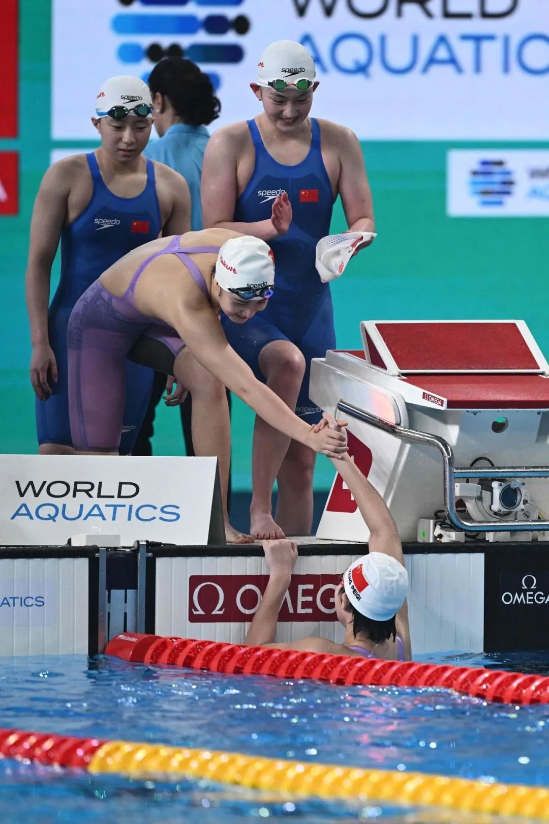 一日双金多哈游泳世锦赛潘展乐飞鱼大战摘金中国队接力夺冠
