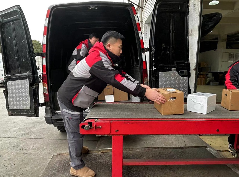 快递员陈刚新年不打烊把期待送到市民手中