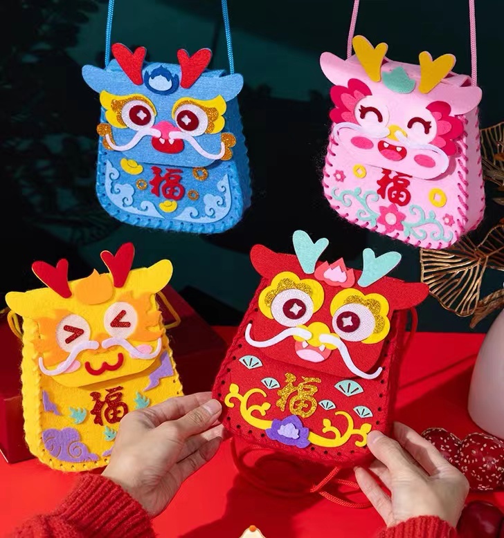 >除了精美的龙年帽子,还有一只可爱的龙年小挎包等着孩子们来一起制作