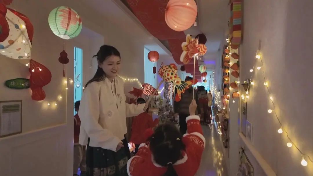 黄浦区荷花池幼儿园元宵节活动_幼儿园舞台布置创意_幼儿园传统服饰游园会