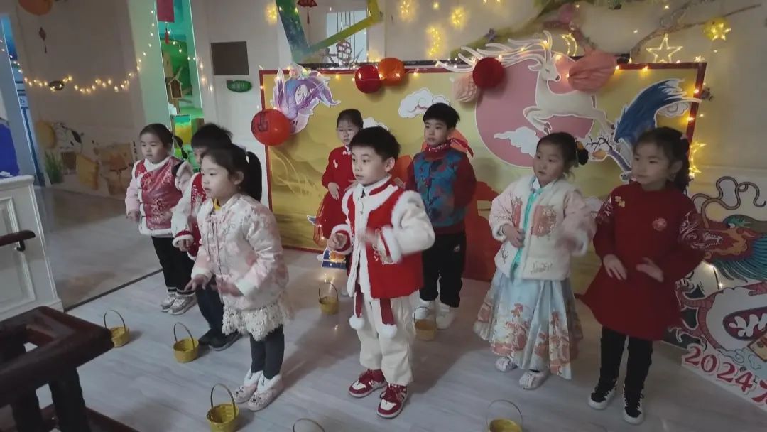 幼儿园舞台布置创意_幼儿园传统服饰游园会_黄浦区荷花池幼儿园元宵节活动