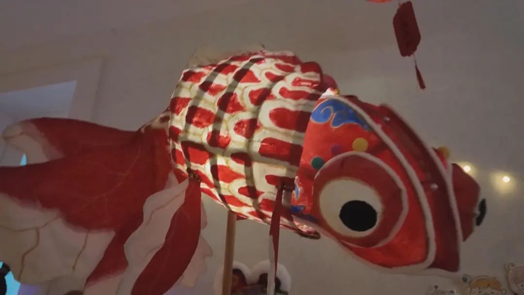 幼儿园传统服饰游园会_黄浦区荷花池幼儿园元宵节活动_幼儿园舞台布置创意