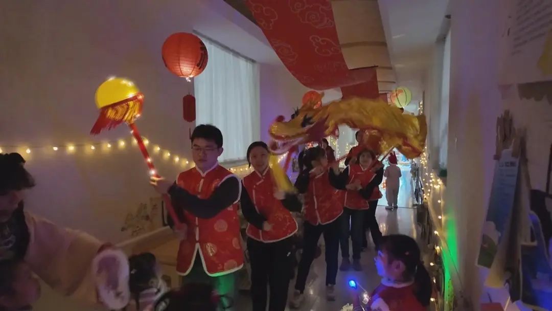 幼儿园舞台布置创意_幼儿园传统服饰游园会_黄浦区荷花池幼儿园元宵节活动