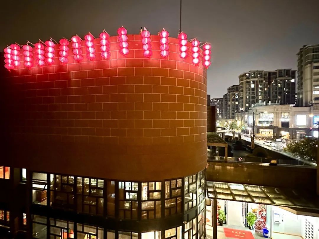 上灯啦昨晚长宁这里挂起了一串串红灯笼爱申活暖心春