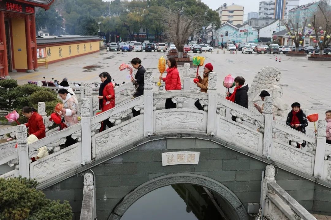 朱泾人民都有着元宵"走三桥,放花灯的民间习俗