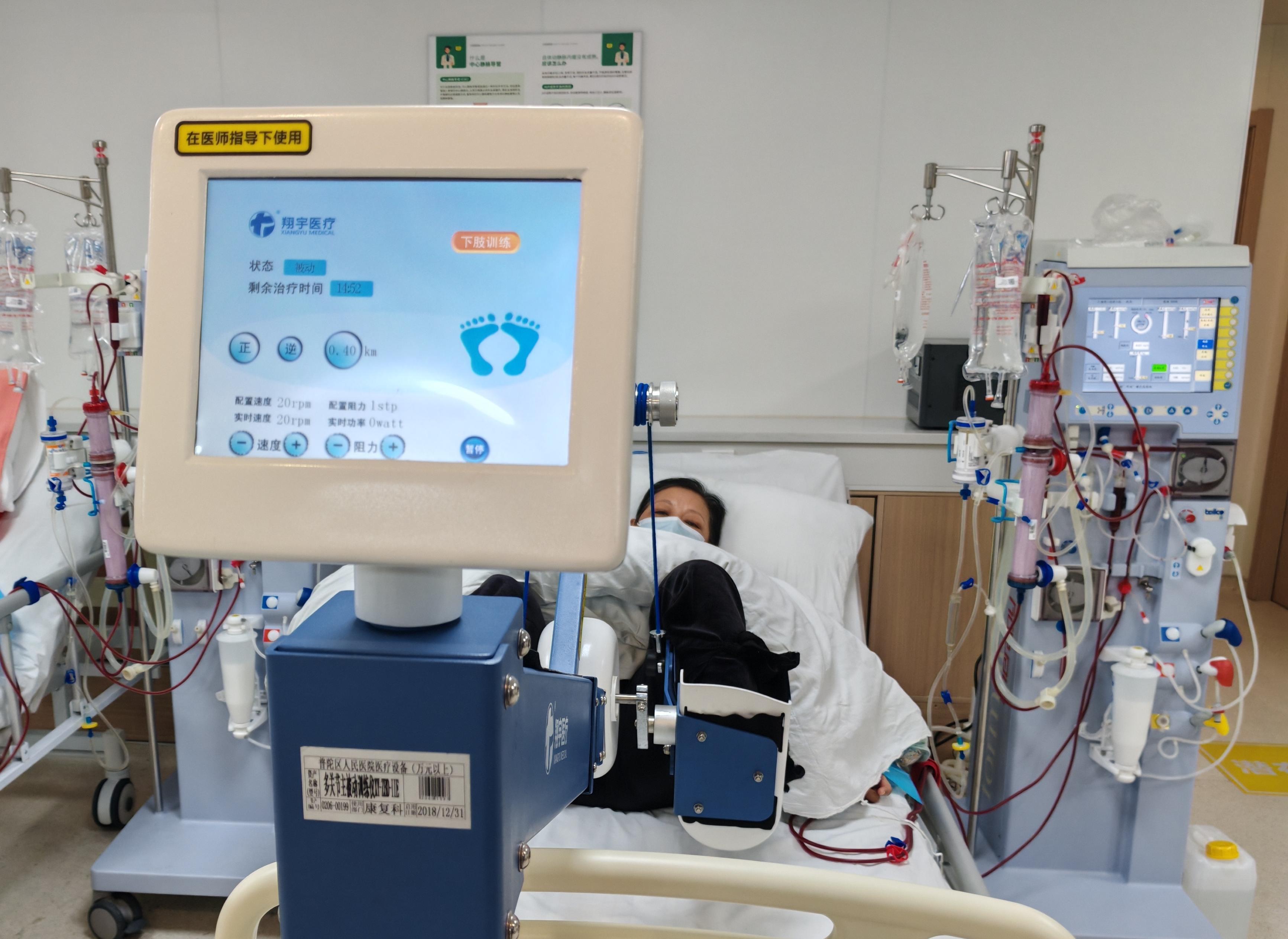 血透室里骑单车普陀这家医院的透析患者从不敢动到科学运动