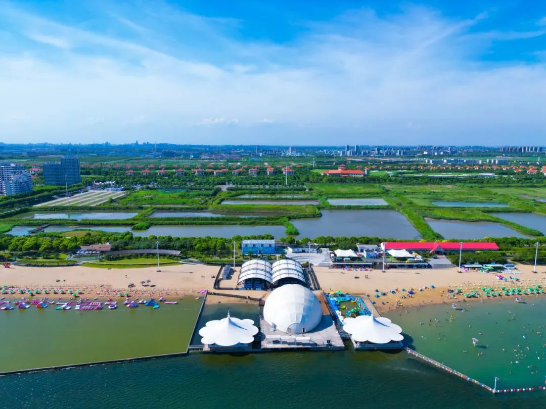 碧海金沙景区位于奉贤区海湾旅游区,2006年正式建成并对外开放.