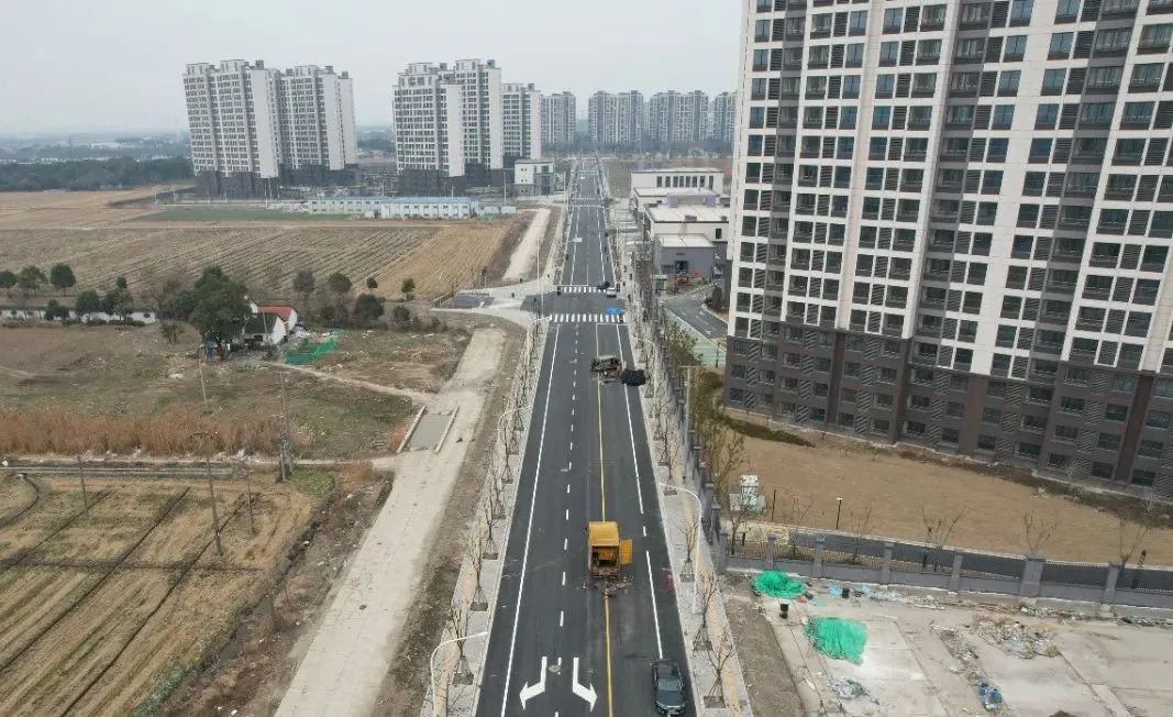 靠近大型安置基地,这几条道路建成