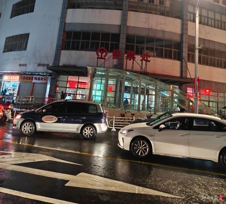 俩人打车不到10公里要收160元深夜的上海火车站竟沦为黑车集散点