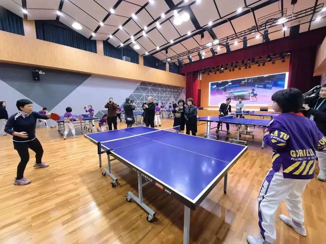 倪夏莲先后来到控江二村小学,杨浦区少体校,与乒乓球爱好者亲切交流