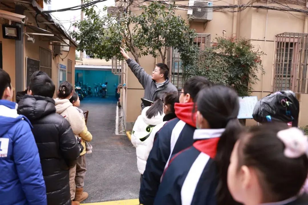 活动中,来自青云中学,止园路小学等学校的30余名学生来到宝华里青春