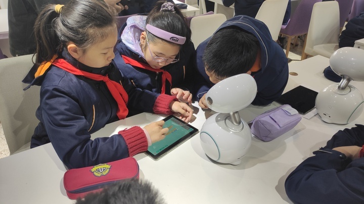 要求运用平时所学英语词汇,以小组为单位合作编写程序,让机器人"掌握"