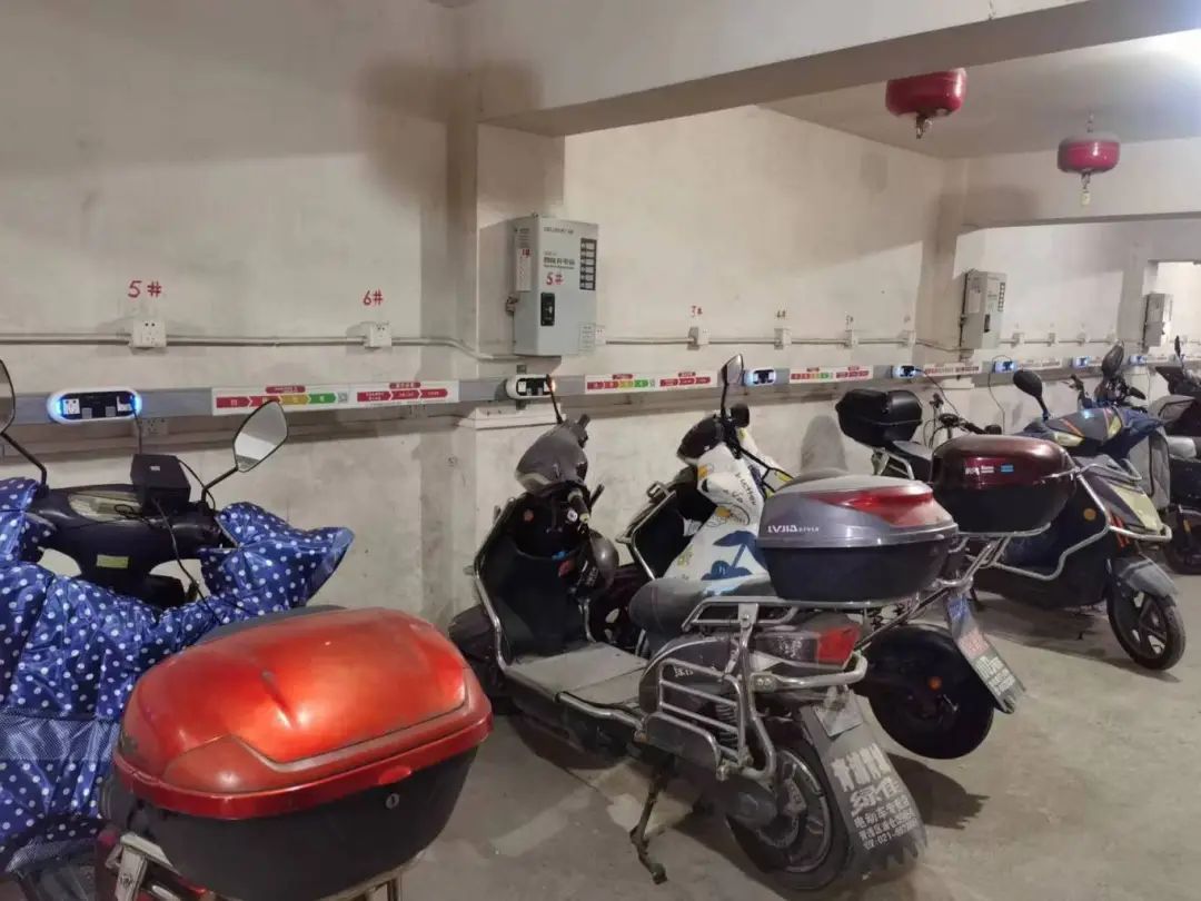 在小区地下车库内,电瓶车整齐地在充电装置上充电
