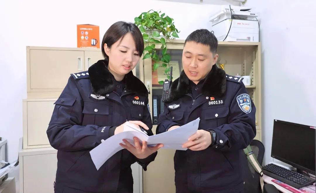 身着警服的她显得很干练,梳理案件,汇总信息,起草简报,自2022年来到