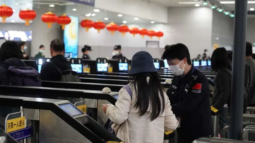 春运收官上海机场边检站查验出入境人员比去年同期增长400
