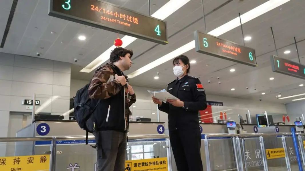 春运收官上海机场边检站查验出入境人员比去年同期增长400