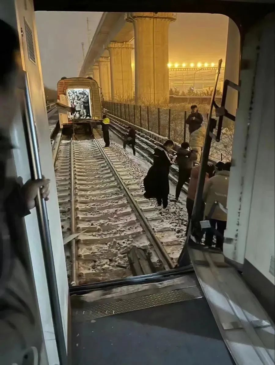 事发上海地铁11号线一女子站两车厢连接处平板电脑意外遭灾难性损伤