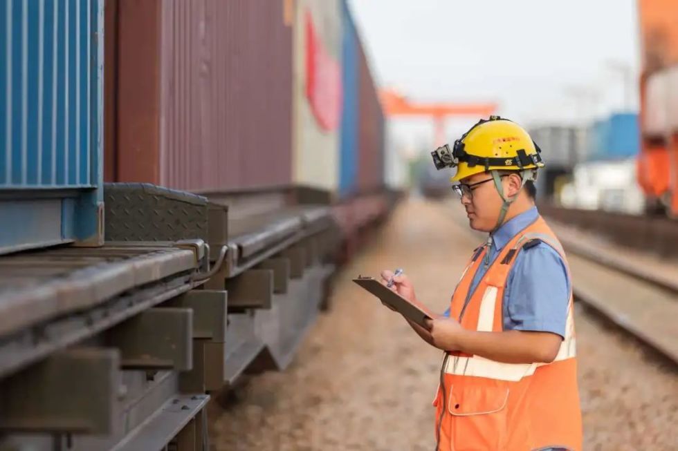 红利,主攻海铁联运,敞顶箱,中欧班列三大集装箱产品,推动货运提质上量