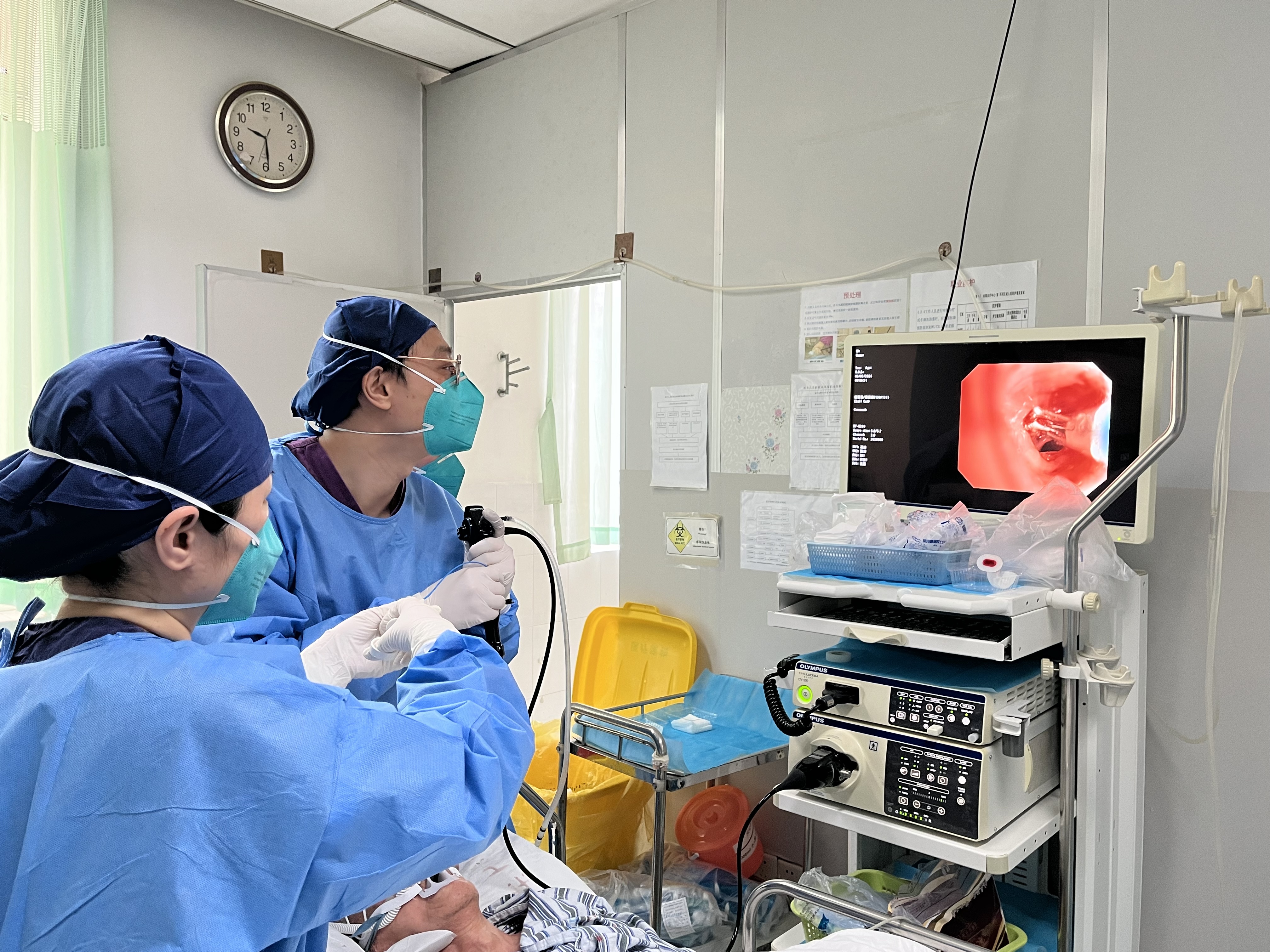 90岁爷爷误吞骨片险要命医生气管镜下成功取出化险为夷