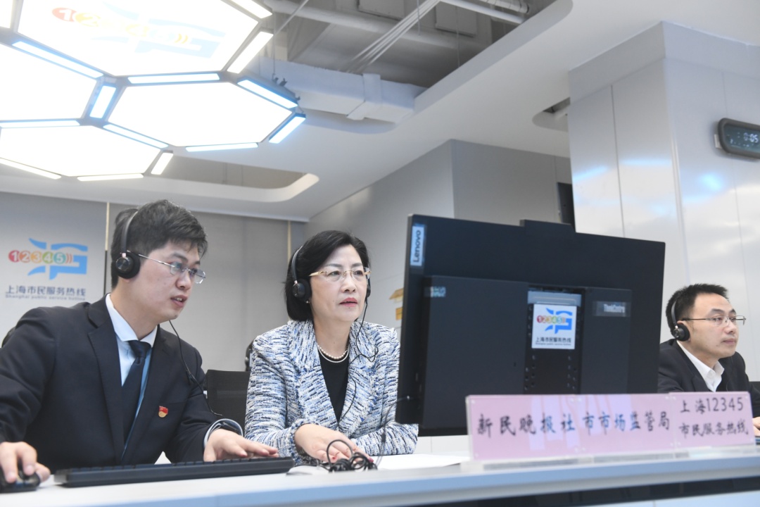 3月14日上午,市市场监管局二级巡视员陶爱莲接听市民拨打的热线电话