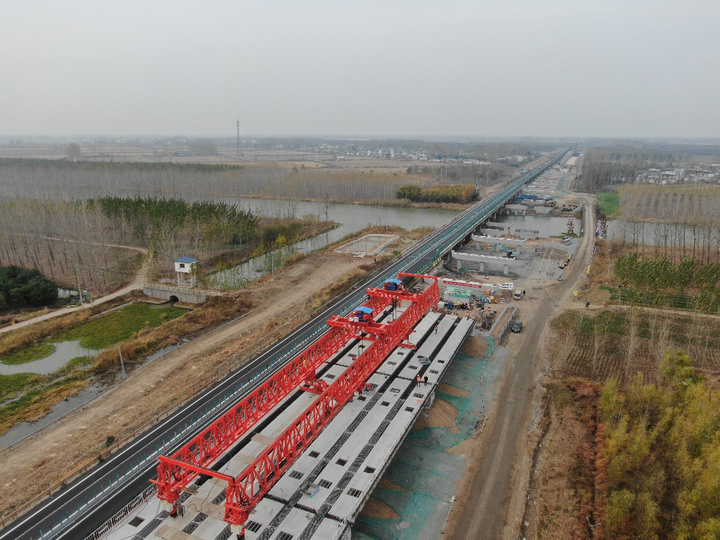 在长深高速公路连淮段扩建工程施工现场,北六塘河,善后河大桥钢桁架