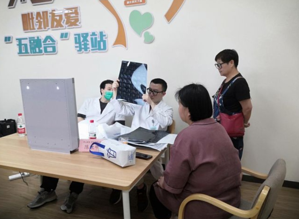 针对彩虹湾地区老年人口比例高,老年人骨关节疾病患病率高的特点,虹口