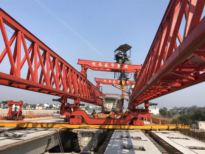 沪陕高速公路平广段扩建工程季市特大桥各施工现场正一刻不停地推进