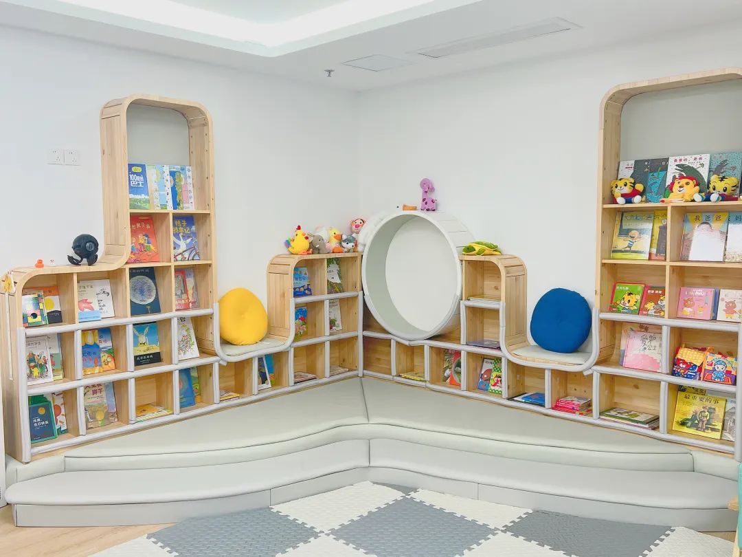 整个环境显得温馨舒适,各种玩具更是让小朋友们一进到屋内就玩个不停