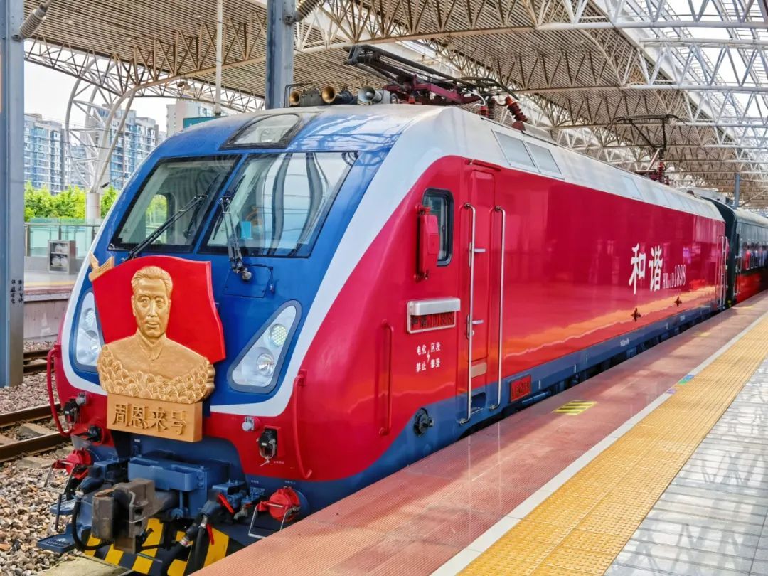 内部应用复古装饰元素,外部以红,金,绿为配色,整车兼具红色文化元素和
