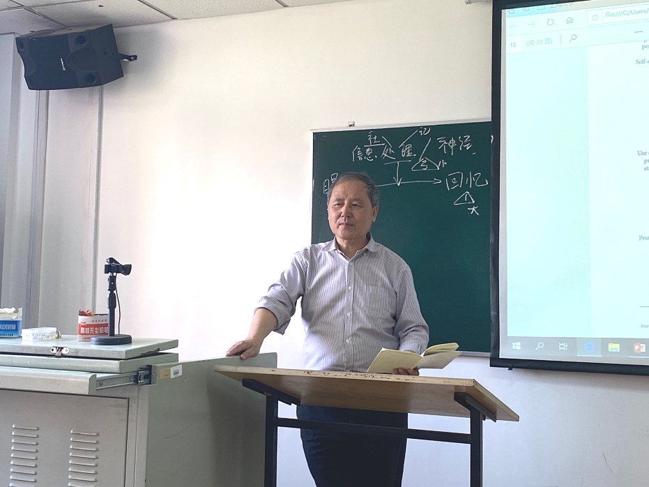 深耕40年上大这位教授的课堂魅力何在