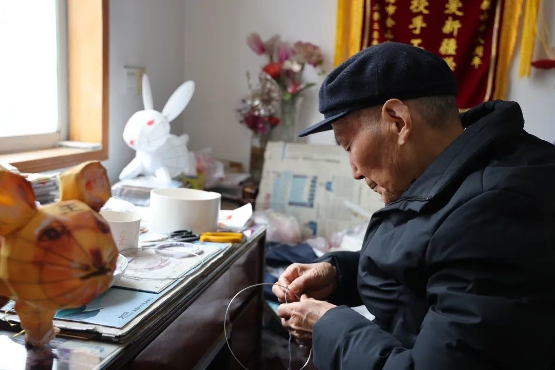 朱泾花灯会非遗传承人 阮国红这个铁丝网的宽度是有限的,如果太大