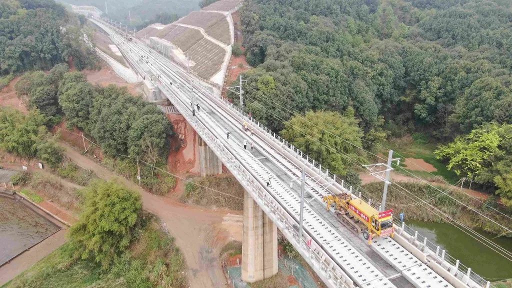 关注设计时速350公里这条高铁开始铺轨