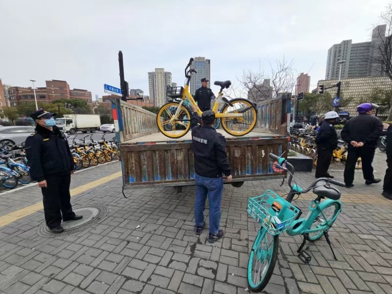 市容市貌换新颜芷江西路街道开展专项整治行动