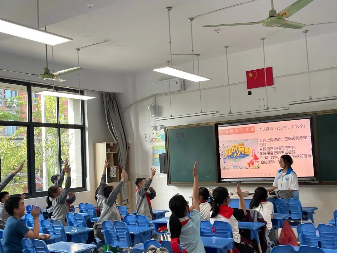 热点聚焦课后服务优秀案例上经贸大附校用活大学资源升级课后服务