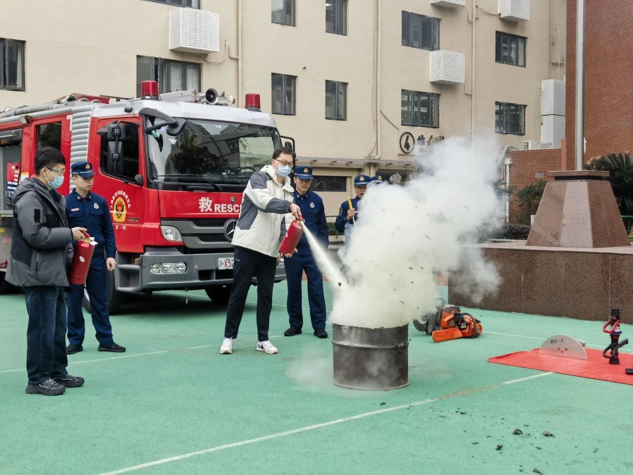 消防车进校园，零距离体验“消防科普课”_上观新闻