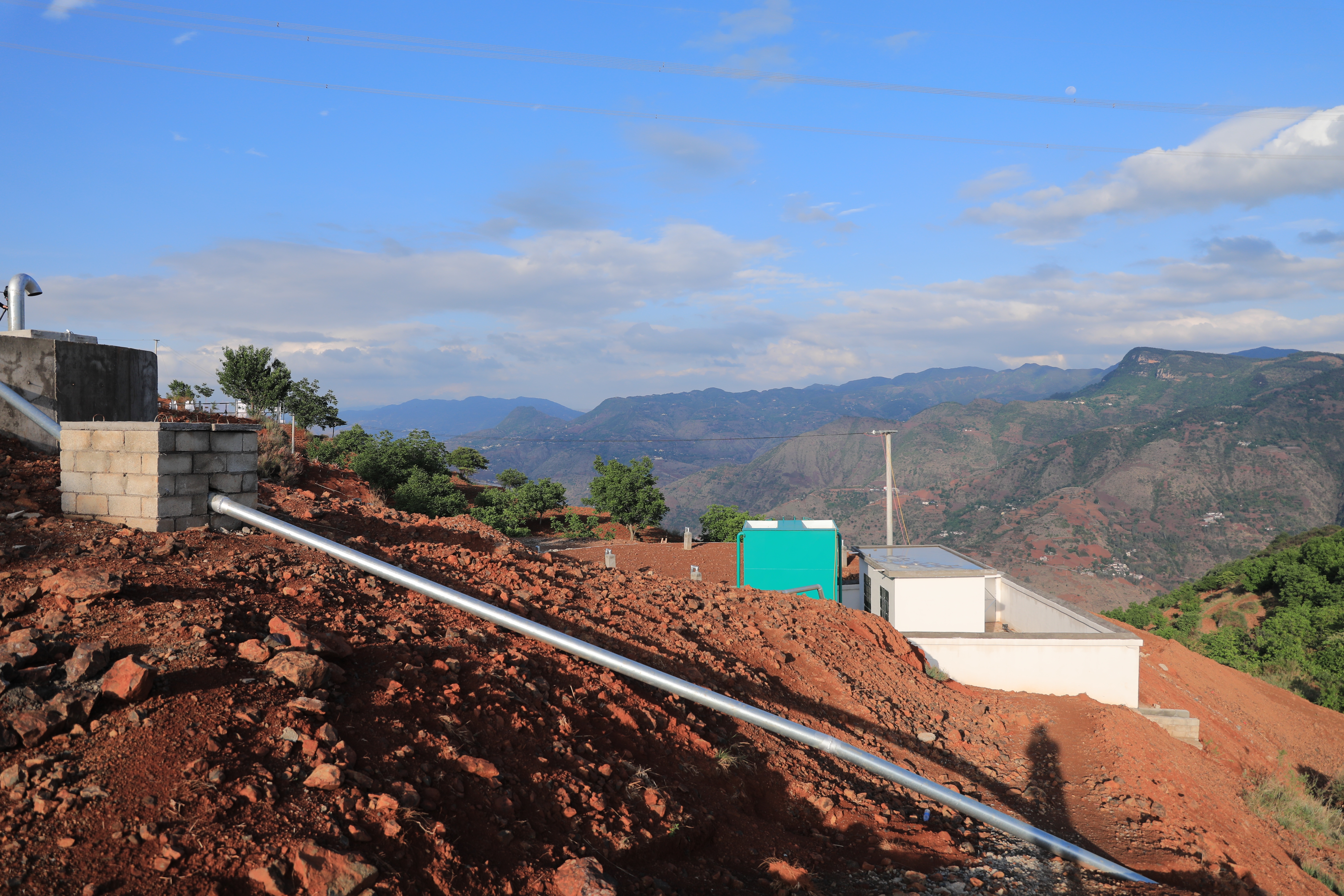 2021年,由沪滇协作资金建设的提水项目在江底镇落成,一条水管从牛栏江